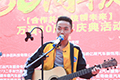 学校乐队表演自己创作的歌曲